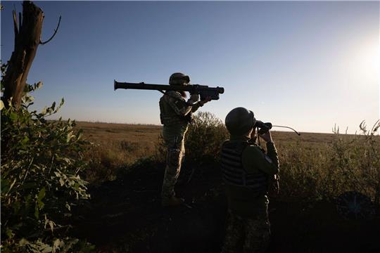 Ukrainische Soldaten zielen mit einer Flugabwehrrakete auf die Frontlinie in der Nähe von Klischtschijiwka bei Bachmut. (Symbolbild)