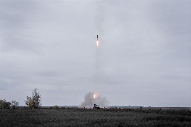 Ukrainische Truppen beim Abschuss von "Grad"-Raketen während einer Übung in der Ostukraine.