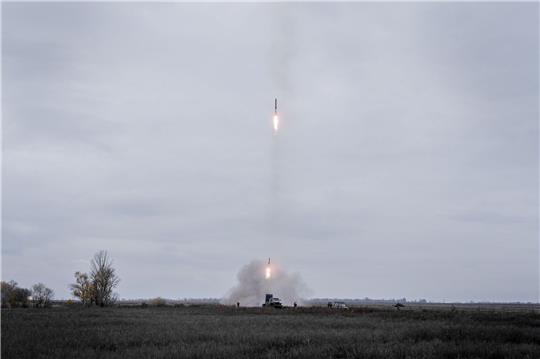 Ukrainische Truppen beim Abschuss von "Grad"-Raketen während einer Übung in der Ostukraine.