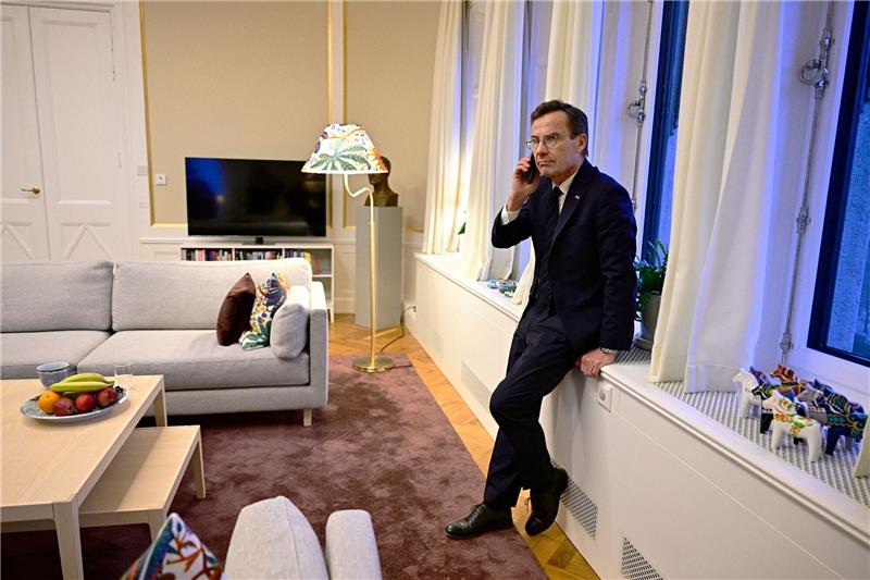 „Ein historischer Tag”: Schwedens Weg in die Nato ist frei Ulf Kristersson, Ministerpräsident von Schweden, telefoniert, als er im Regierungssitz in Stockholm die Information erhält, dass das ungarische Parlament für die Ratifizierung des schwedischen NATO-Beitritts gestimmt hat.