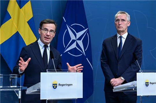 Ulf Kristersson (l), Ministerpräsident von Schweden, und Jens Stoltenberg, NATO-Generalsekretär, während einer Pressekonferenz.