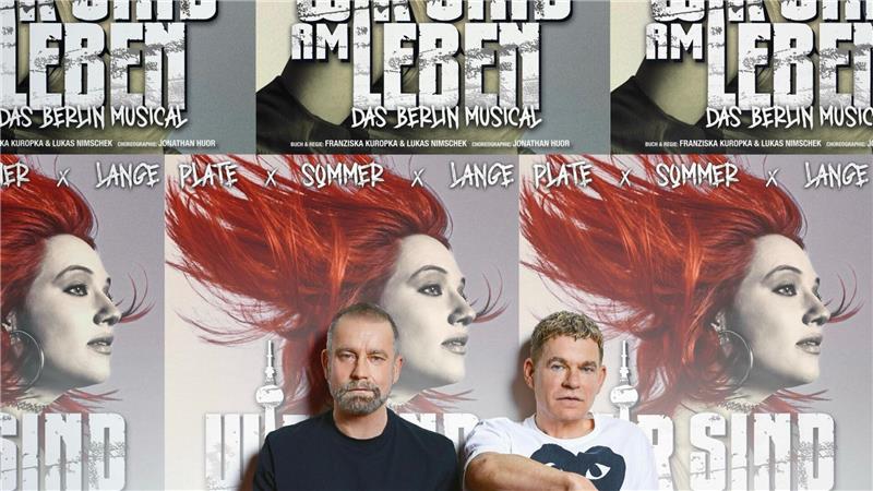 Ulf Leo Sommer und Peter Plate sitzen vor Plakaten ihres neuen Musical-Projekts.