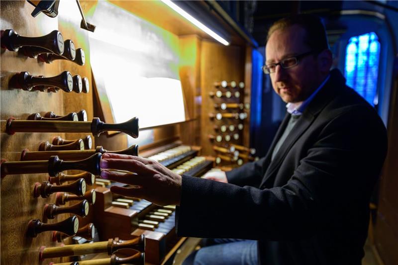 Lüneburger Millionenprojekt Barockorgel Ulf Wellner, Kirchenmusikdirektor, spielt in der St. Johannis Kirche an einer Orgel von 1553.