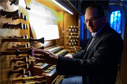 Lüneburger Millionenprojekt Barockorgel Ulf Wellner, Kirchenmusikdirektor, spielt in der St. Johannis Kirche an einer Orgel von 1553.