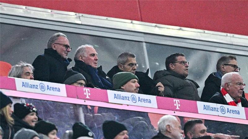 Nach Hoeneß‘ Meister-Ansage: „Müssen seinen Wunsch erfüllen“ Uli Hoeneß (2.v.l.) rechnet mit der Meisterschaft des FC Bayern.