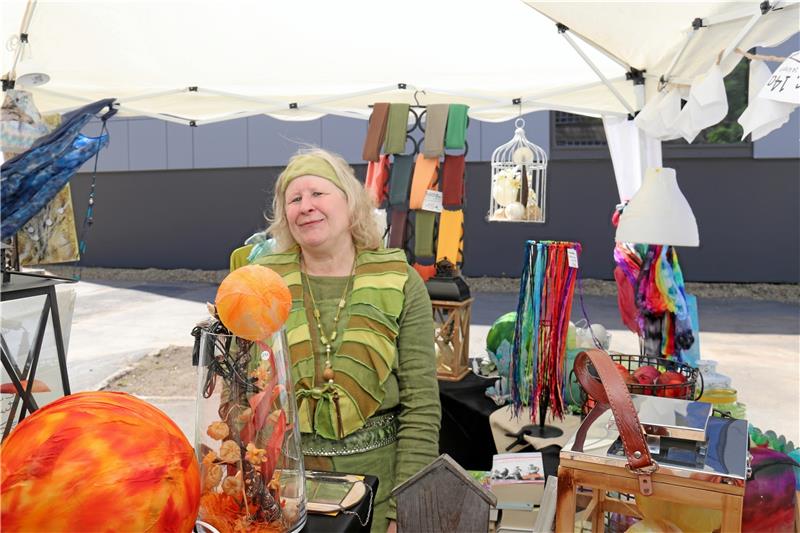 Goslarer Kulturmarktplatz mit Frühlingsfest eingeweiht Ulla Leißmann von der Galerie Seidenflamme präsentiert Kunsthandwerk.