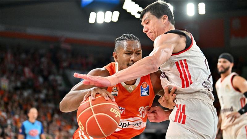 Bayern-Basketballer erkämpfen fünftes Finalspiel gegen Ulm Ulms Karim Jallow (l.) im Duell mit Bayerns Vladimir Lucic.