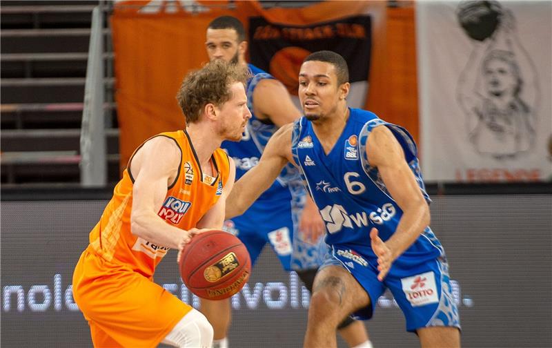 EWE Baskets Oldenburg verpflichtet Schoormann aus Frankfurt Ulms Per Günther (l) und Frankfurts Len Schoormann kämpfen um den Ball.