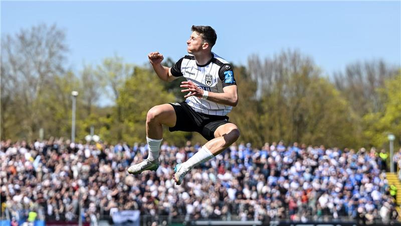 Magdeburg mit 0:1-Niederlage beim SSV Ulm Ulms Semir Telalovic jubelt nach seinem Tor zum 1:0.