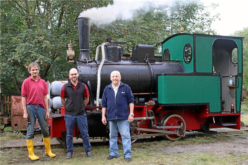Ulrich Funke, Maximilian Wagener und Udo Künstel (von links) präsentieren die Dampflok, die am Wochenende die Hauptattraktion ist. Foto: J. Fricke