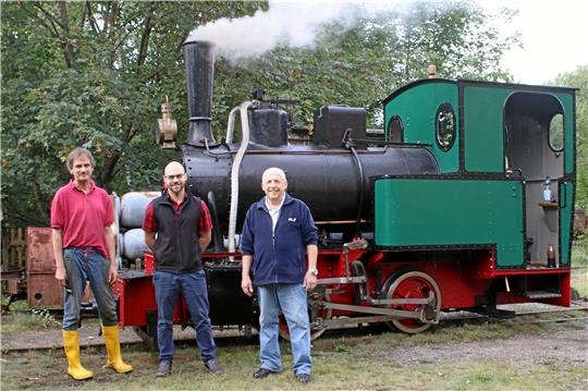 Ulrich Funke, Maximilian Wagener und Udo Künstel (von links) präsentieren die Dampflok, die am Wochenende die Hauptattraktion ist. Foto: J. Fricke