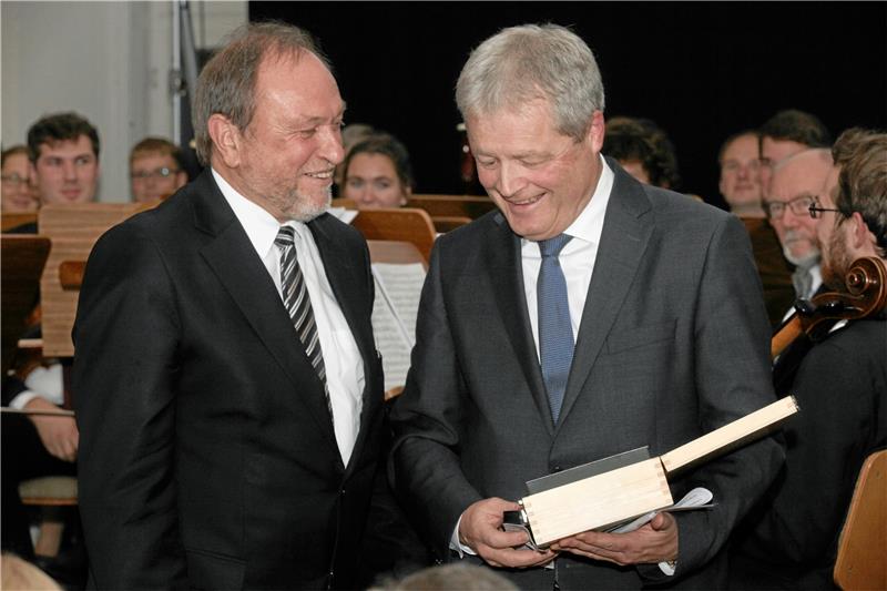 Ulrich Grethe (re.), Chef von Salzgitter Flachstahl und Vorsitzender des Vereins von Freunden der TU Clausthal, dankt dem scheidenden Hochschulpräsidenten.