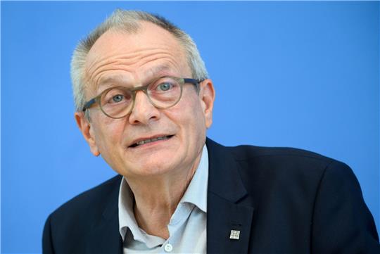 Ulrich Lilie, Präsident der Diakonie Deutschland, rückt in der Diskussion um die Kindergrundsicherung die mittel- und langfristigen Belastungen in den Fokus.