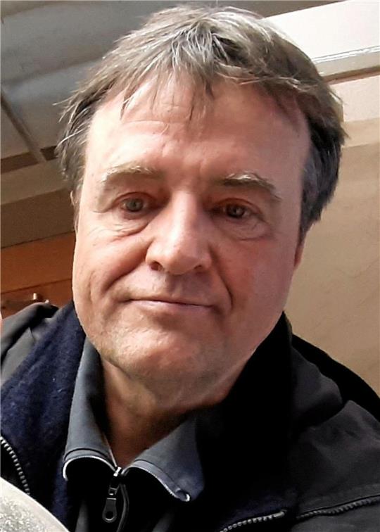 Ein Mann blickt in die Kamera.