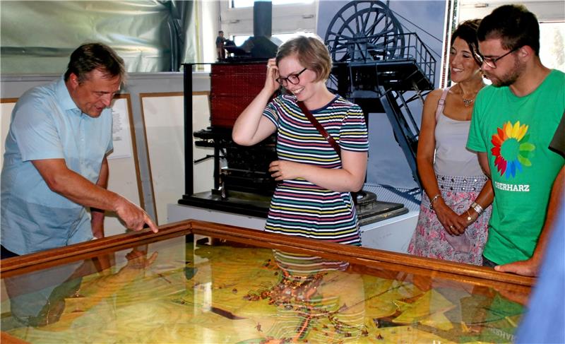 Welterbe-Informationszentrum öffnet am 18. September Ulrich Reiff (links) führt die Bundestagsabgeordnete Karoline Otte (2. von links) und weitere grüne Parteikollegen durch das Museum und das künftige WEIZ. Foto: Knoke