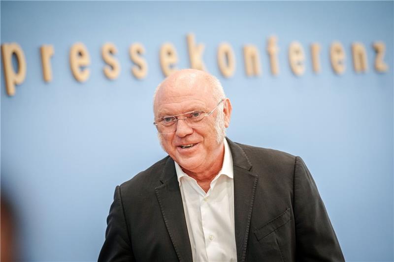 Sozialbündnis macht Druck für Pflegevollversicherung Ulrich Schneider, Hauptgeschäftsführer Paritätischer Gesamtverband, stellt auf einer Pressekonferenz Ergebnisse einer Umfrage zu Kosten der Pflege sowie gemeinsame Forderungen vor.
