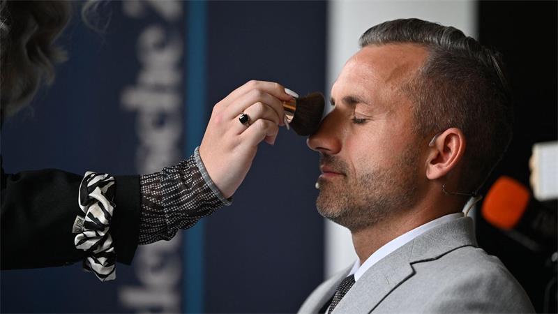 Das Foto zeigt Ulrich Siegmund (AfD), der vor einem Duell der Spitzenkandidaten zur Landtagswahl in Sachsen-Anhalt geschminkt wird.
