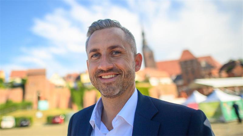 Ulrich Siegmund – gefeiert wie ein Politik-Popstar Ulrich Siegmund - ein Verkaufstalent für Raumdüfte und AfD-Politik.