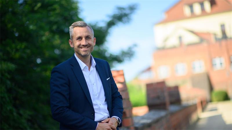 Ulrich Siegmund – gefeiert wie ein Politik-Popstar Ulrich Siegmund - ein Verkaufstalent für Raumdüfte und AfD-Politik.