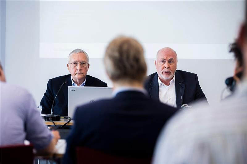 Umfrage: Vertrauen in Fähigkeit des Staates auf Tiefstand Ulrich Silberbach (r), Bundesvorsitzender des Beamtenbundes dbb, und Manfred Güllner, forsa Geschäftsführer, haben die Ergebnisse einer Befragung vorgestellt.