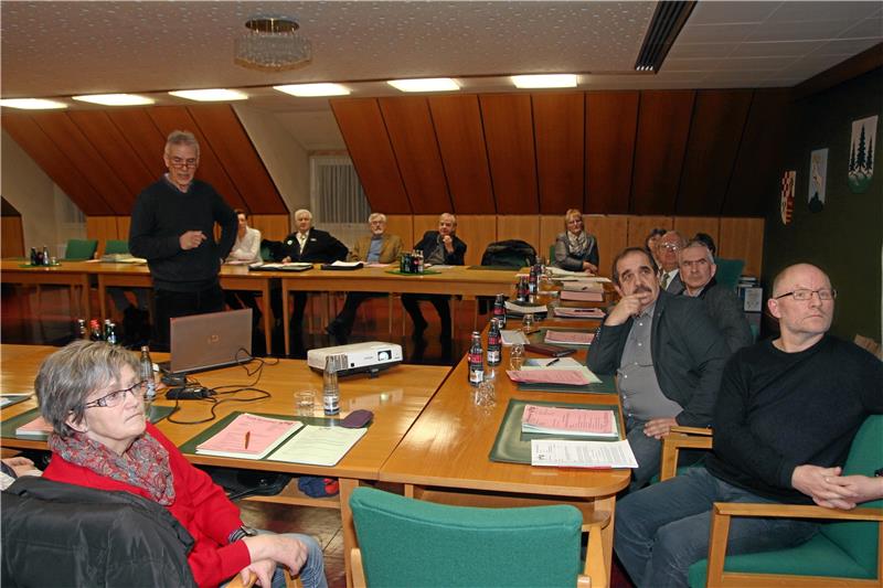 Ulrike Kleemann nimmt ihr Mandat nicht an Ulrike Kleemann (vorn links) verfolgt in einer Ratssitzung den Vortrag des damaligen Nationalparkleiters Andreas Pusch. Archivfoto: Eggers