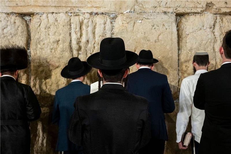 Ultraorthodoxe jüdische Männer beten an der Klagemauer.