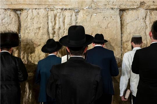 Ultraorthodoxe jüdische Männer beten an der Klagemauer.