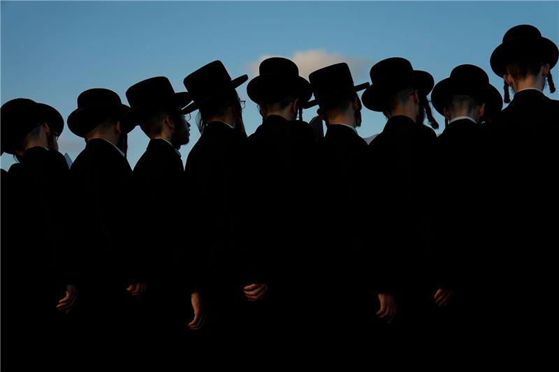 Ultraorthodoxe jüdische Männer beten während einer Zeremonie in Netanya. Israels Regierung steht unter Druck, die Befreiung der ultraorthodoxen Gemeinschaft vom Wehrdienst zu beenden.