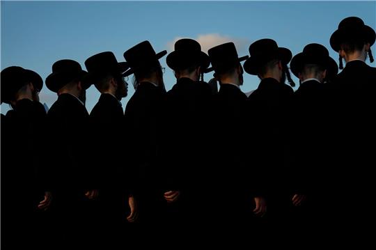Ultraorthodoxe jüdische Männer beten während einer Zeremonie in Netanya. Israels Regierung steht unter Druck, die Befreiung der ultraorthodoxen Gemeinschaft vom Wehrdienst zu beenden.