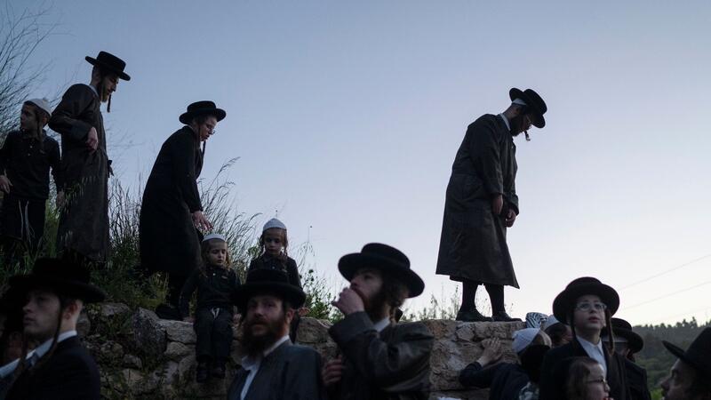 Urteil in Israel: Wehrpflicht gilt auch für Ultraorthodoxe Ultraorthodoxe jüdische Männer und Jugendliche versammeln während einer Zeremonie am Stadtrand von Jerusalem (Archivbild). Israels höchstes Gericht hat geurteilt: Die Wehrpflicht gilt auch für Ultraorthodoxe.
