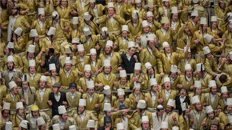 Ultraorthodoxe jüdische Männer und Jungen feiern in Jerusalem das Purimfest während des Krieges mit dem Iran.