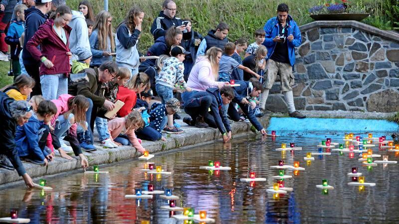 Um 21 Uhr setzen die Besucher ihre Lichterschiffchen auf dem Okerteich aus.