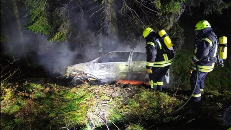 Um 23.15 Uhr erfahren die Einsatzkräfte der Freiweilligen Feuerwehr Clausthal-Zellerfeld von dem brennenden Auto und rücken aus.