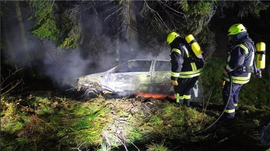 Um 23.15 Uhr erfahren die Einsatzkräfte der Freiweilligen Feuerwehr Clausthal-Zellerfeld von dem brennenden Auto und rücken aus.