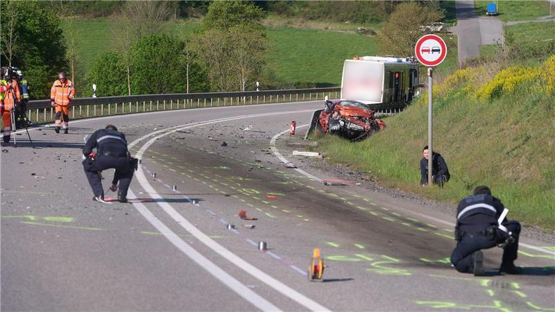 Um 7.00 Uhr stießen den Angaben zufolge zwei Autos und ein Linienbus zusammen.