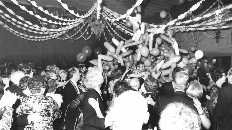 Um Mitternacht bricht beim Neujahrswechsel 1979/80 im Kurhaus eine Ballonschlacht aus.