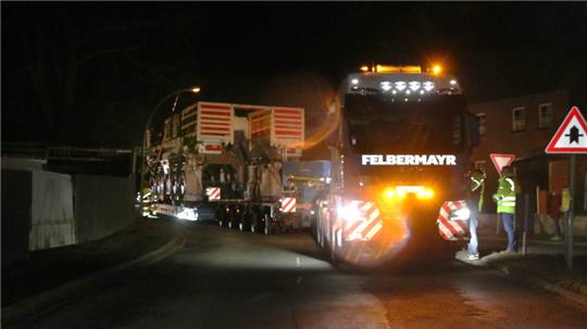 Um Mitternacht erreicht der Schwertransport die Ortschaft Groß Mahner.