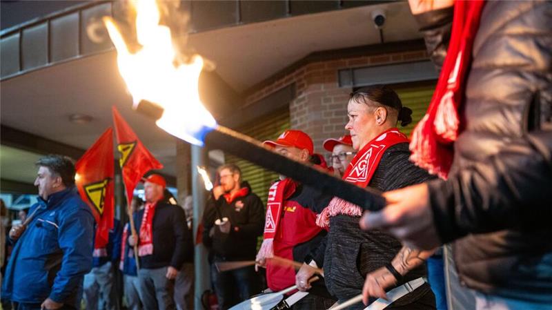 Warnstreiks an zahlreichen Werkstoren in Niedersachsen Um Mitternacht haben zahlreiche Warnstreiks vor Werkstoren in Niedersachsen begonnen.