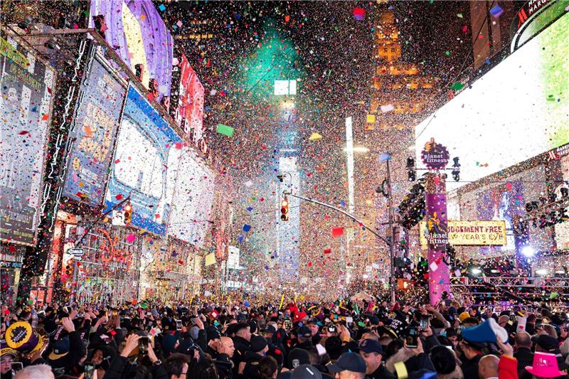Silvesterfeier am Times Square mit Paul Anka und Flo Rida Um Mitternacht rieselt am Times Square Konfetti herab.