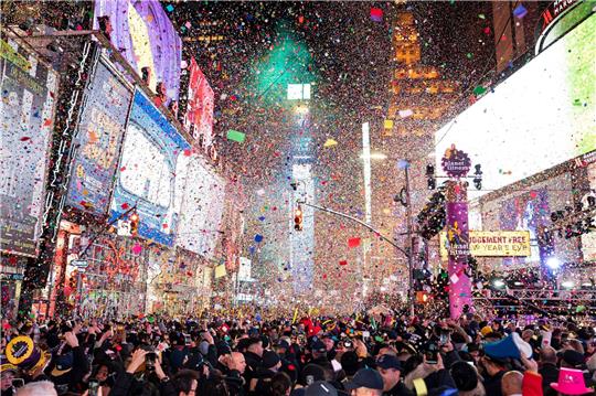 Um Mitternacht rieselt am Times Square Konfetti herab.