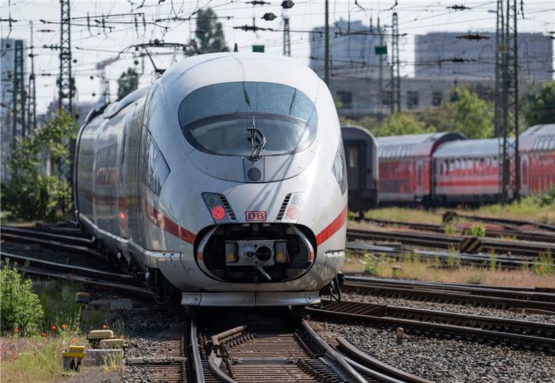 DB-Fernverkehrszüge wieder deutlich unpünktlicher Um Pünktlichkeit langfristig zu verbessern, plant die Bahn ab Juli 2024 umfassende Generalsanierungen wichtiger Strecken.