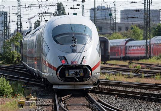 Um Pünktlichkeit langfristig zu verbessern, plant die Bahn ab Juli 2024 umfassende Generalsanierungen wichtiger Strecken.