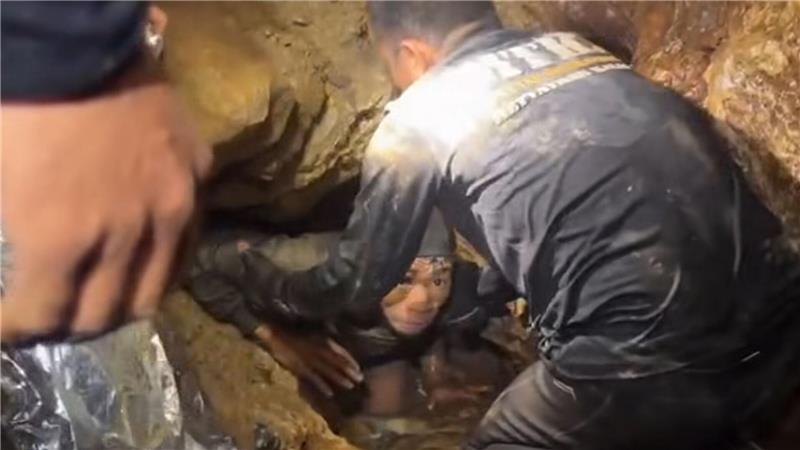 Um aus dem Berg zu kommen, mussten die tagelang eingeschlossenen Goldsucher viele enge Tunnel passieren.