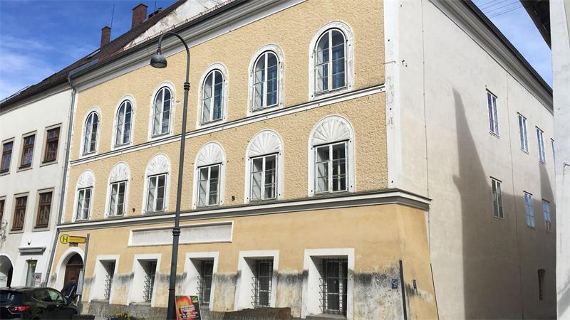 Hitlers Geburtshaus ist nun eine Polizeistation Um das Geburtshaus und dessen Umbau gab es jahrelange Auseinandersetzungen
