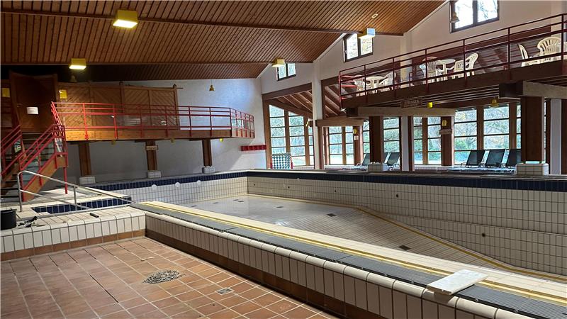 Das Foto zeigt ein leeres Schwimmbecken ohne Wasser.