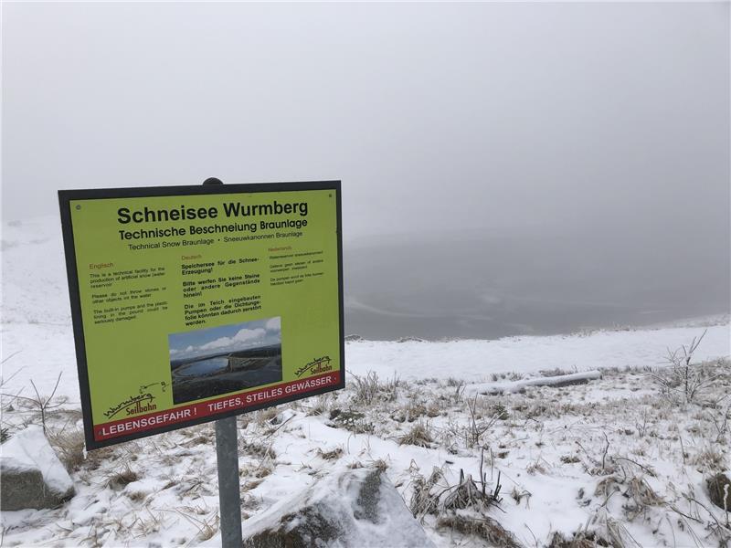 Beschneiung: Bürgermeister mit Seilbahn im Gespräch Um das Wintersportgebiet am Wurmberg flächendeckend beschneien zu können, hat die Wurmbergseilbahn-Gesellschaft einen sogenannten Schnei-See angelegt. Foto: Eggers