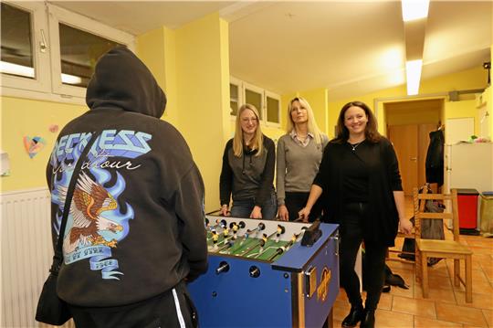 Um den Hornburger Kinder- und Jugendtreff kümmern sich Teresa Seidel, Marion Westermann und Lisa Becker (hintere Reihe v. li.). Jugendliche können hier zum Beispiel Kickern, kochen oder das Gespräch mit den Sozialpädagogen suchen. Foto: Jambrek