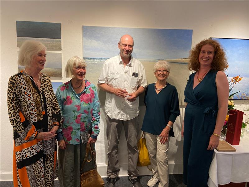50 Jahre Stubengalerie: Zwischen der Abzucht und dem Meer Um den Meeres-Künstler Folkert Rasch gruppieren sich (v.li.) Gudrun Tiedt, Ingrid M. Schmeck, Renate Pütz und Antje Stoetzel-Tiedt. Foto. Kammer