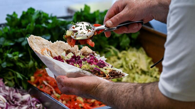 Zoff um Döner geht in heiße Phase Um den Salat geht’s nicht: Nur die Zubereitung des Fleisches will ein türkischer Verband schützen. (Archivbild)