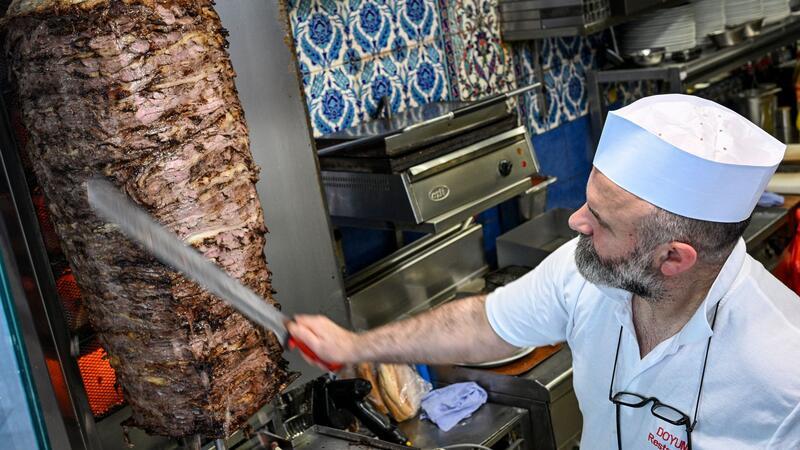 Um den Spieß geht’s: Nach dem Willen eines türkischen Verbands soll die Dönerherstellung künftig klar reglementiert werden. (Archivbild)